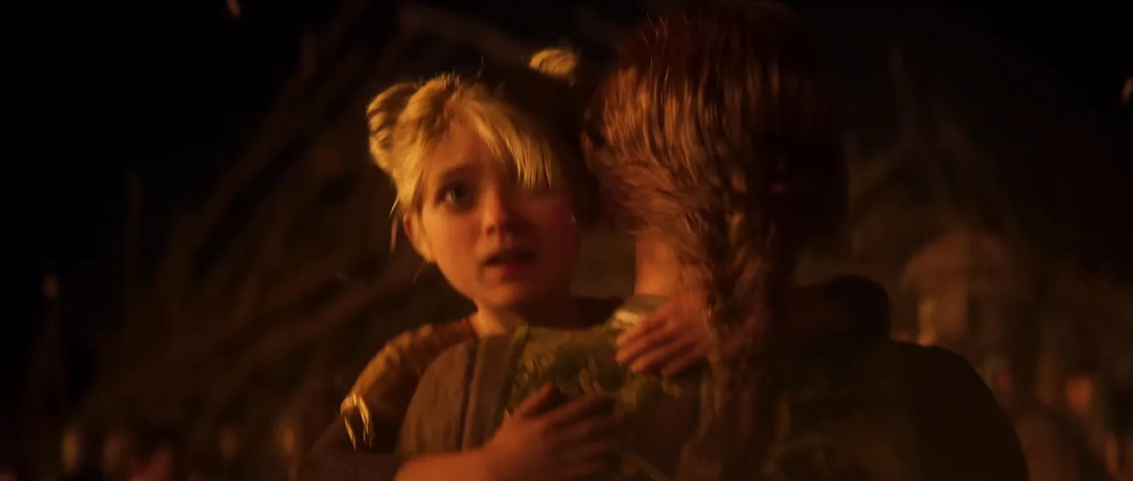 Eine erwachsene Figur hält ein Kind im offiziellen Divinity-Trailer bei 02:40; beide sind unbenannt.