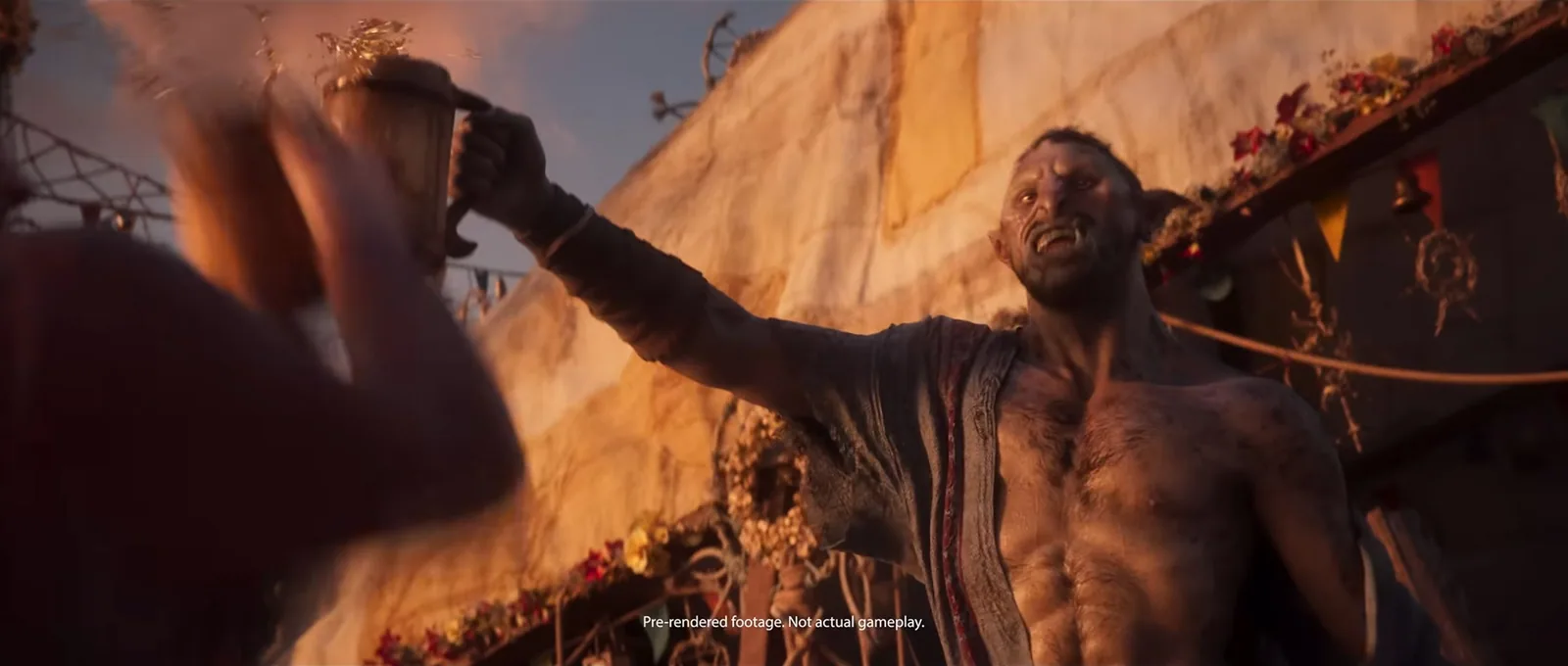 Eine unbenannte Figur hebt einen Krug im offiziellen Divinity-Trailer bei 00:39.